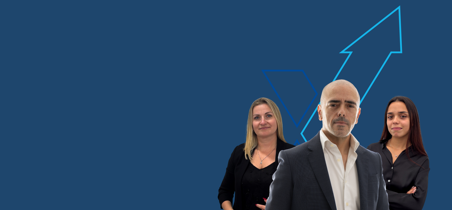 Consultores da Maxfinance em retrato institucional, com grafismo de crescimento e fundo azul corporativo