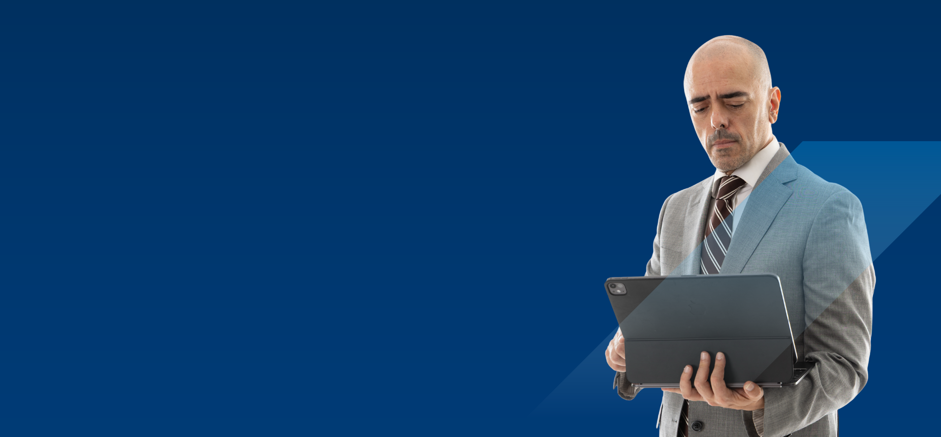 Broker Maxfinance Exemplar em fundo azul