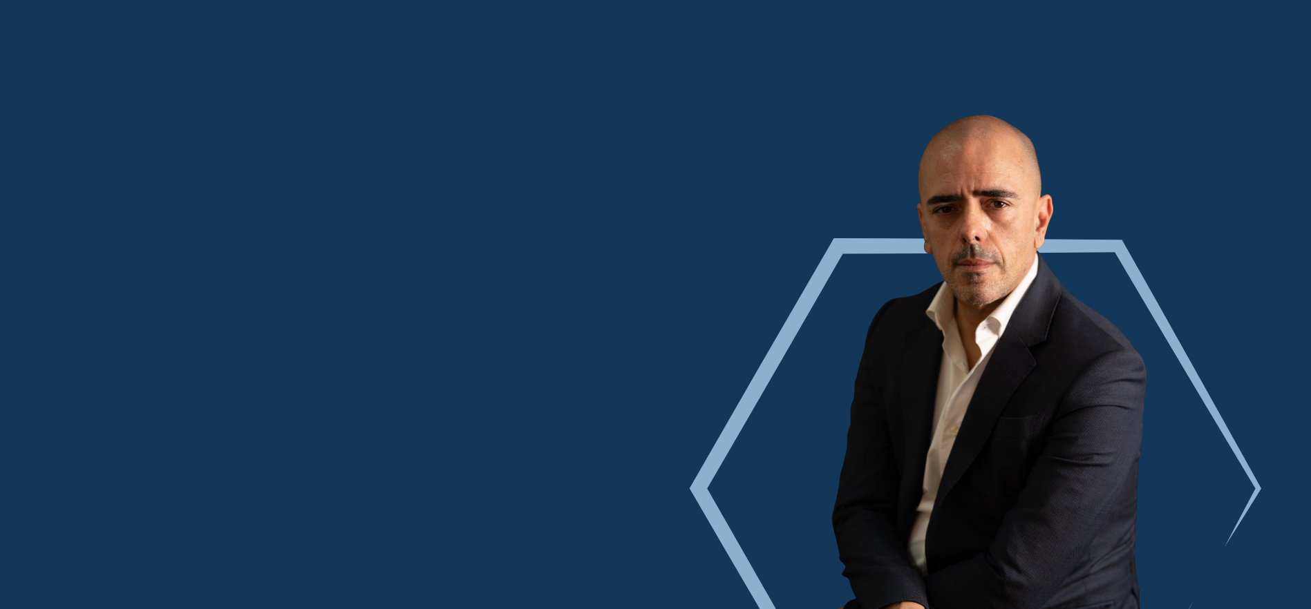 Broker Maxfinance exemplar, fundo azul com um elemento gráfico em tom de azul claro 