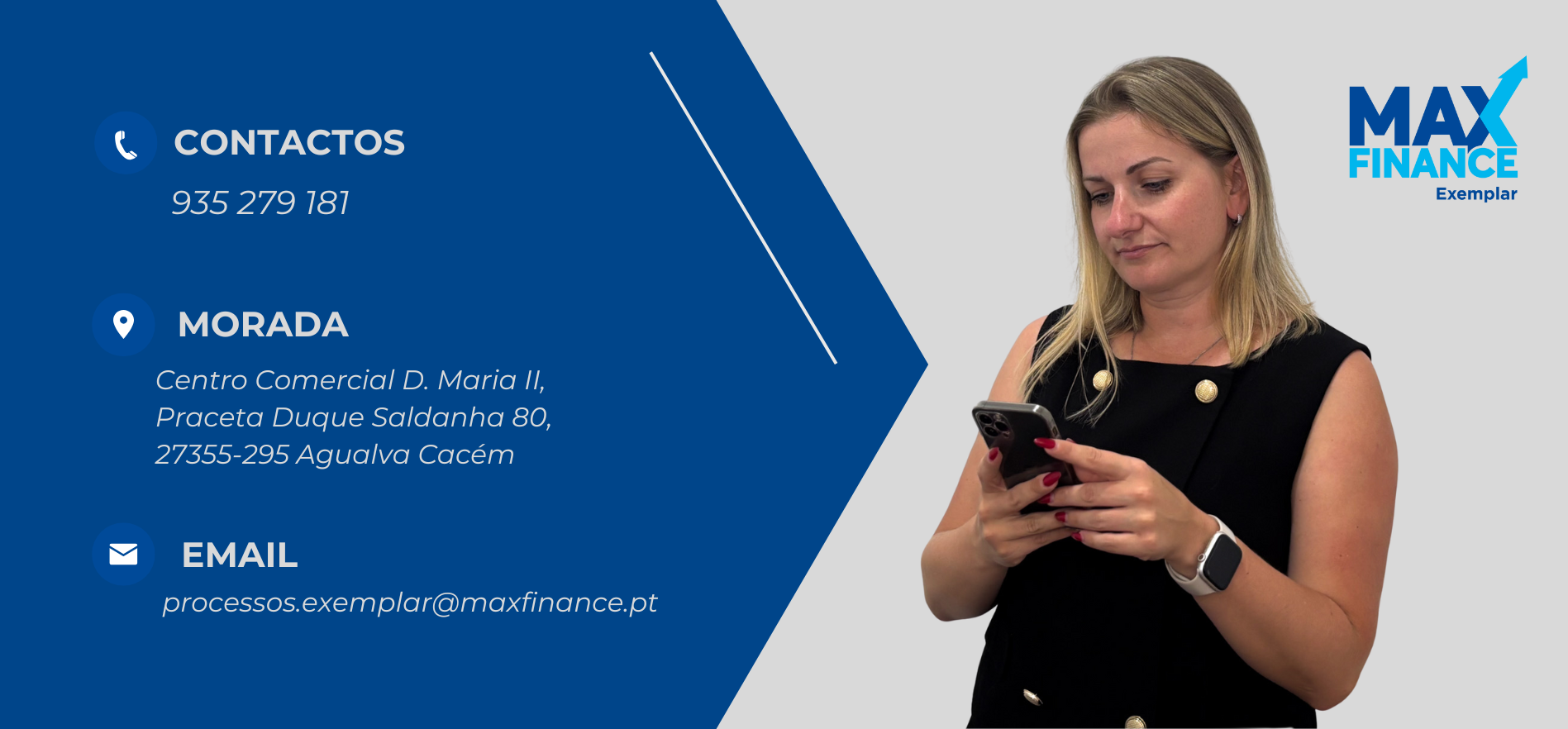 Consultora da Maxfinance Exemplar a utilizar um smartphone, com informação de contactos, morada e email da agência em destaque no layout institucional