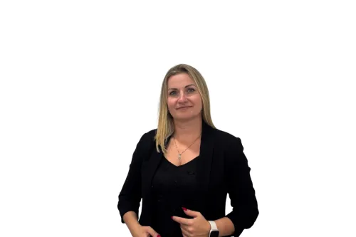 Colaboradora maxfinance exemplar em fundo branco 